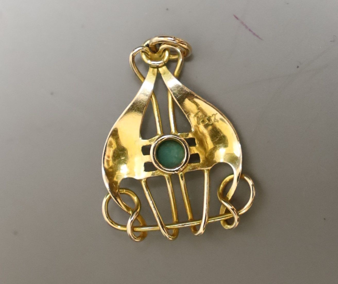 An Edwardian Art Nouveau 15ct and turquoise set pendant, 25mm, gross 2.2 grams.